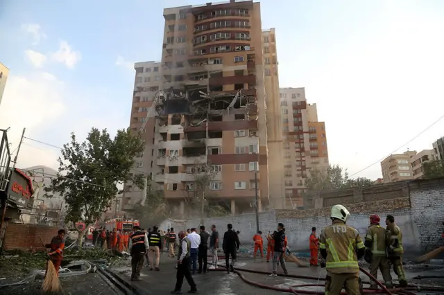Многоэтажный жилой дом в Тегеране, пораженный израильскими ракетами