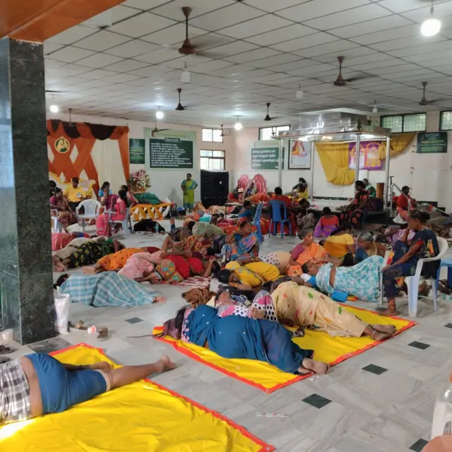 வேளச்சேரி சமூக நலக்கூடத்தில் தங்க வைக்கப்பட்டுள்ள போராட்டக்காரர்கள்