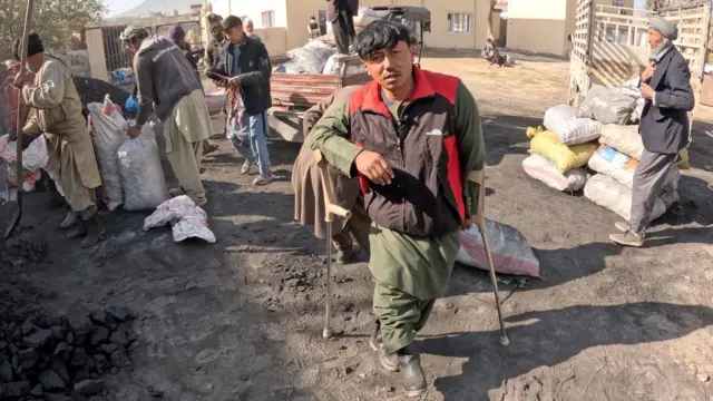 جمعهخان، مردی که در کودکی بر اثر انفجار ماین معلول شده و اکنون دستفروشی میکند، تنها توان خرید نیم تن زغال را داشته تا هم خانهاش را با آن گردم کند و هم پخت پ پز را نو عروسش انجام دهد. نوامبر ۲۰۲۵ کابل