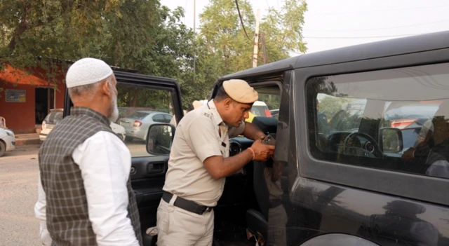 अल फलाह विद्यापीठाकडे जाणाऱ्या वाहनांची पोलीस तपासणी करताना