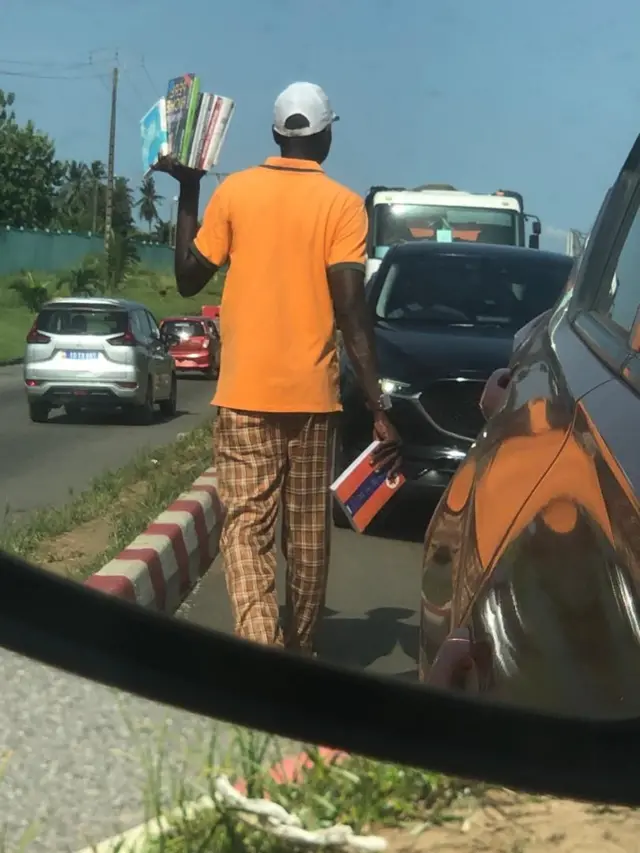 Vendeur ambulant dans les rues d'Abidjan 