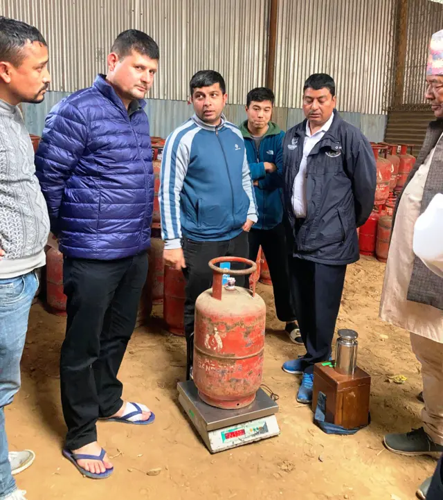 ग्यास जोखिँदै