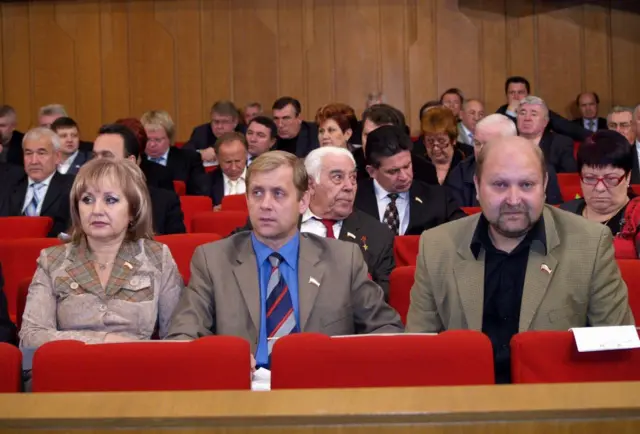 Олег Зубков (в центрі) з депутатами від фракції БЮТ