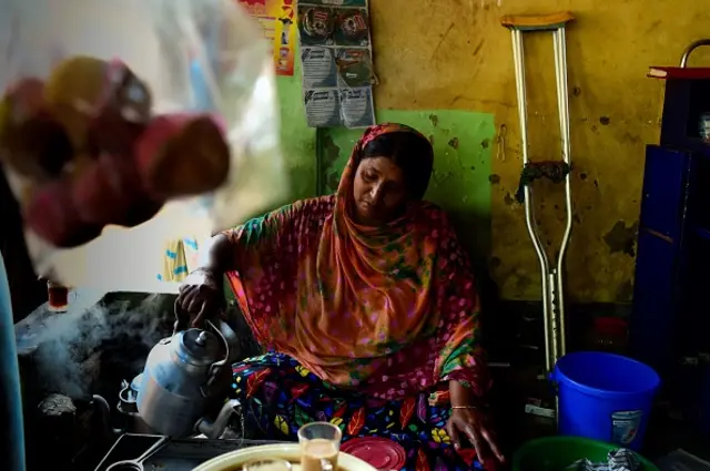 ভাঙ্গা পা নিয়ে ঘুরে দাঁড়ানোর চেষ্টা করেছেন অনেকে।