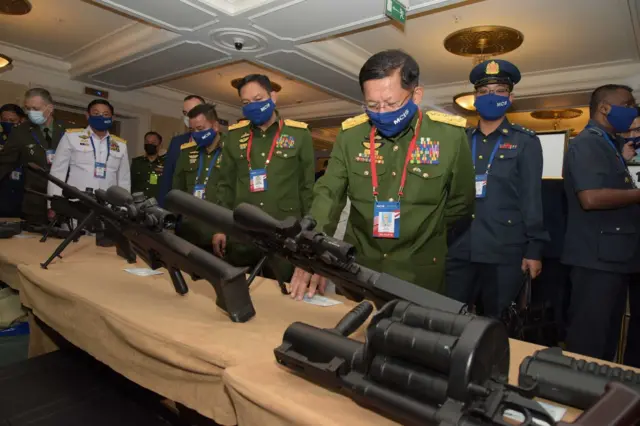 လိုင်စင်နဲ့ရော ပါမစ်နဲ့ပါချထားပေးတဲ့ သေနတ်တွေမှာ စနိုက်ပါနဲ့ အသံတိတ်ကိရိယာတွေ တပ်ဆင်အသုံးပြုခွင့် မပြုထားပါဘူး။