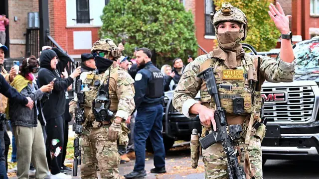 Agentes do Serviço de Imigração e Alfândega dos Estados Unidos (ICE, na sigla em inglês) realizam operações no bairro de Little Village, uma comunidade predominantemente mexicano-americana em Chicago, no Estado americano de Illinois, no dia 8 de novembro de 2025
