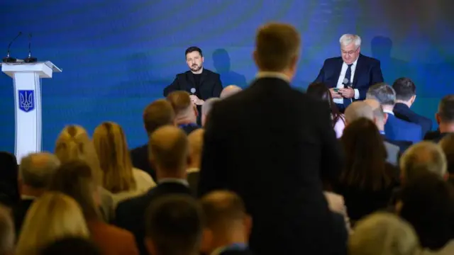 Володимир Зеленський та Андрій Сибіга під час Конференції послів 2026