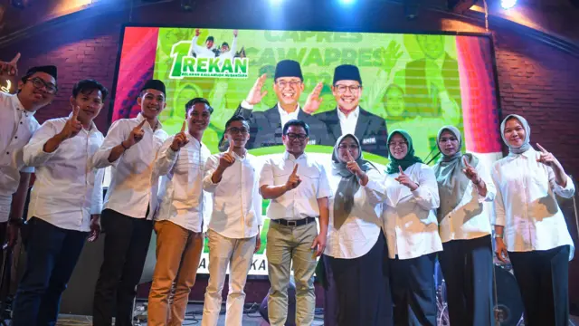 Calon wakil presiden nomor urut 1 Muhaimin Iskandar (kelima kanan) berfoto bersama pada acara Deklarasi dukungan Relawan Kaula Muda Nusantara (Rekan) di Jakarta, Minggu (28/1).