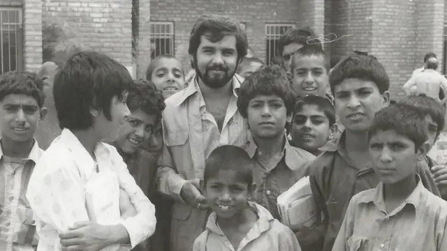 رضا گوهرزاد در زمان افتتاح کتابخانه کانون پرورش فکری کودکان و نوجوانان در زاهدان