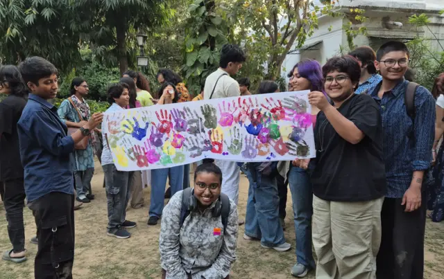 विधेयक के ख़िलाफ़ अपना विरोध दर्ज करवाते युवा