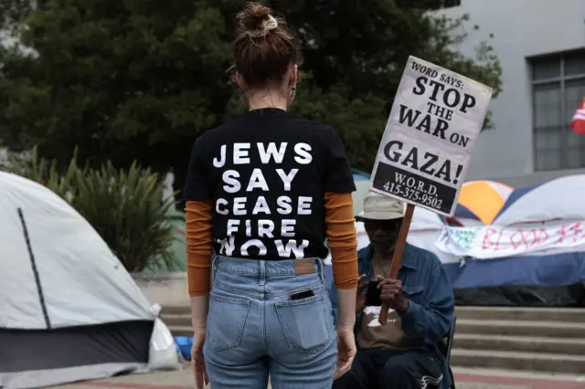 طالبة في جامعة كاليفورنيا بيركلي مكتوب على قميصها "اليهود يقولون وقف إطلاق نار"