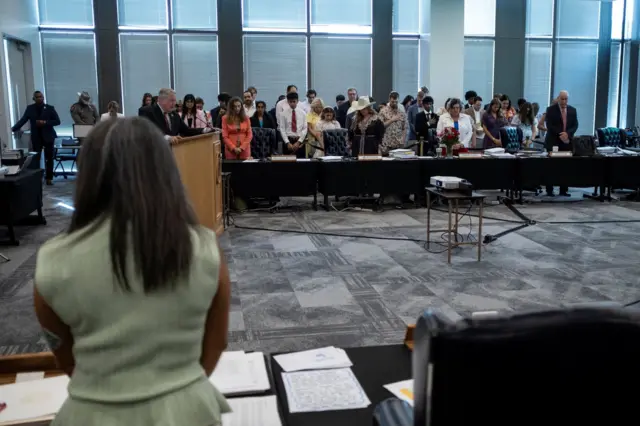 Anggota dewan sekolah berkumpul di Texas