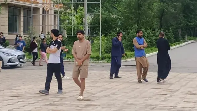 किर्गिझस्तानमध्ये अनेक भारतीय, पाकिस्तानी विद्यार्थी आहेत.