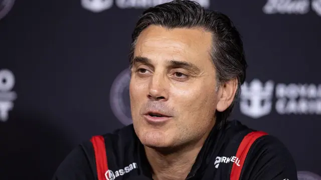 Vincenzo Montella siyah bir forma üstü ile yakın çekim