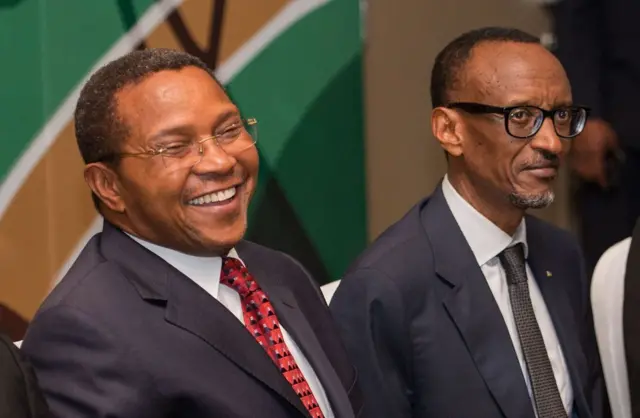 Jakaya Kitwete na Paul Kagame mu nama ya EAC