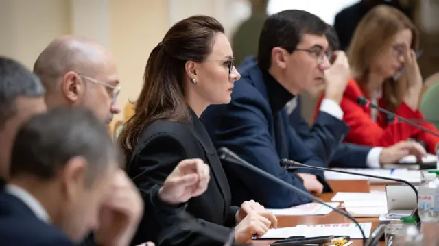 Юлія Свириденко під час зустрічі з керівниками більшості парламентських комітетів та "Слуги народу". Ліворуч від – неї міністр фінансів Сергій Марченко, міністр оборони Михайло Федоров та міністр енергетики Денис Шмигаль. Праворуч від Свириденко – перший заступник голови фракції "Слуга народу" Андрій Мотовиловець та голова бюджетного комітету Роксолана Підласа