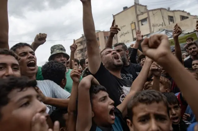 پس از اعلام توافق آتشبس، فلسطینیها در خیابانها گرد آمدند و شادی کردند