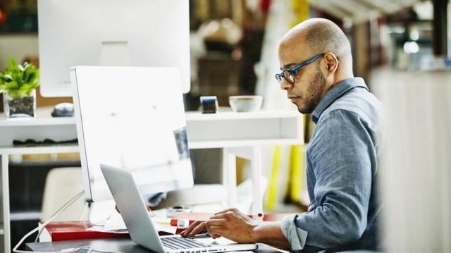 homem trabalhandoloterias resultados federalfrente ao notebook