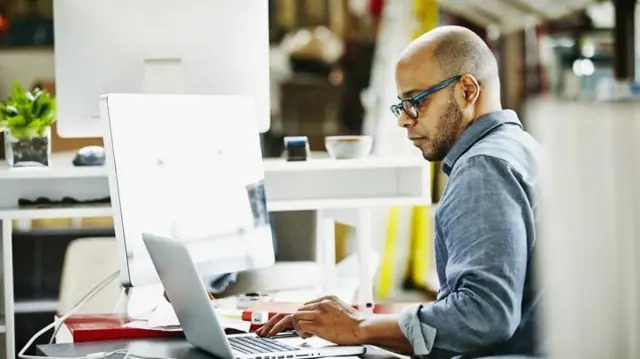 homem trabalhandoblazer casino onlinefrente ao notebook