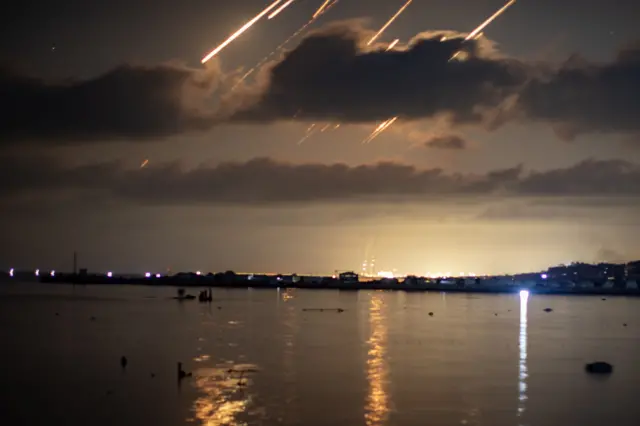 အစ္စရေးနိုင်ငံထဲ မကျခင် ဂါဇာကမ်းမြောင်အပေါ်ကနေ ဖြတ်ပျံသွားတဲ့ အီရန်ရဲ့ ဒုံးကျည်တွေကို ဇွန်လ ၁၅ ရက် မနက်အစောပိုင်းမှာ မြင်တွေ့ရတာဖြစ်ပါတယ် 