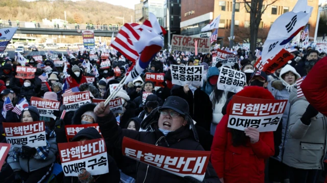 Pendukung Presiden Yoon Suk Yeol berkumpul saat petugas badan antikorupsi Korsel memasuki kediamannya di Seoul pada 3 Januari 2025.