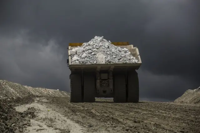 Un gran vehículo con el remolque cargado rueda por la mina Las Bambas. 
