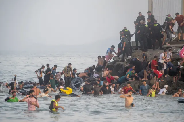 Personas cruzando la frontera