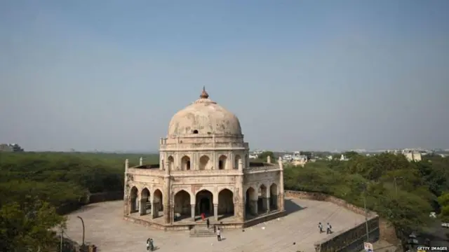 दिल्लीतील कुतुबमिनारजवळ १६व्या शतकात बांधलेल्या या समाधीमध्ये महम अंगा आणि अधम खान यांना दफन करण्यात आले. या इमारतीला 'भूल-भुलैया' असेही म्हणतात.