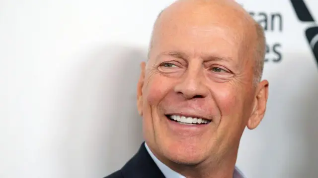 Bruce Willis sorrindoapostas online ktofrente a painelapostas online ktoevento