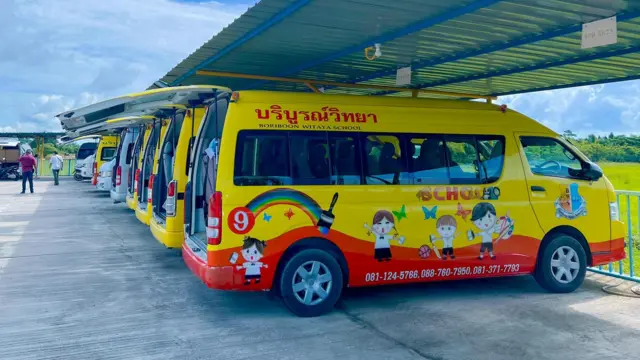 จ﻿อดรถในที่ร่ม เปิดประตูท้ายทิ้งไว้