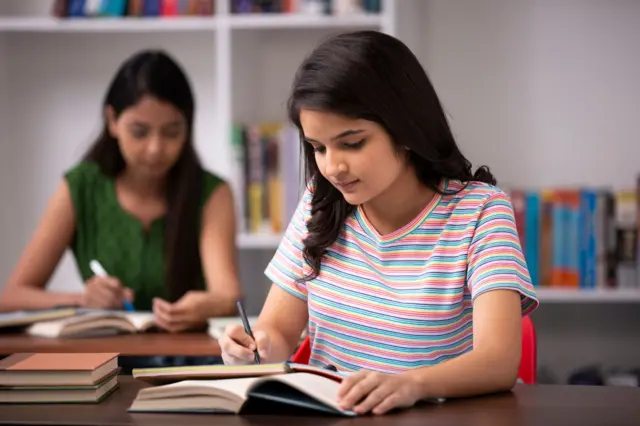 विद्यार्थिनी 