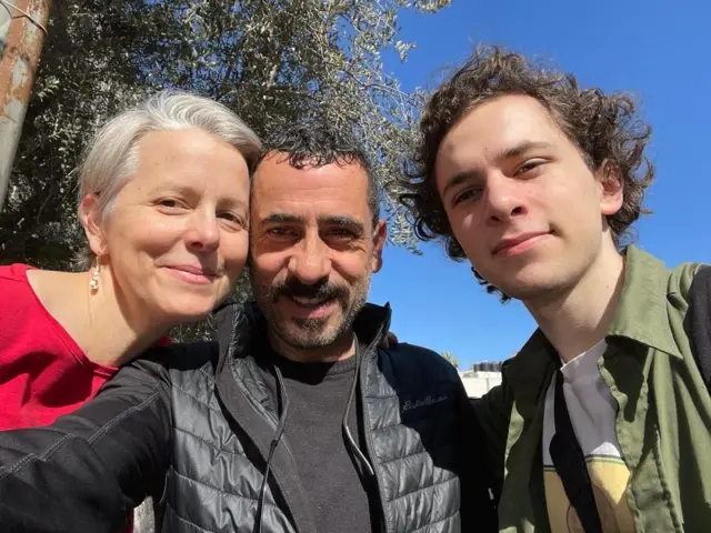 هشام مع والديه