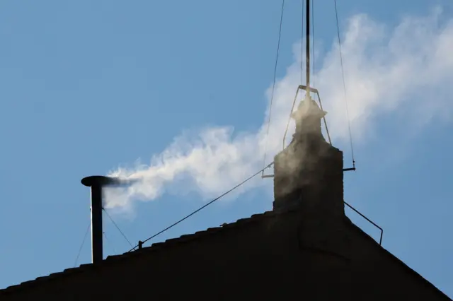 콘클라베가 진행 중인 시스티나 성당 굴뚝에서 '교황 선출'을 알리는 하얀 연기가 피어오르고 있다