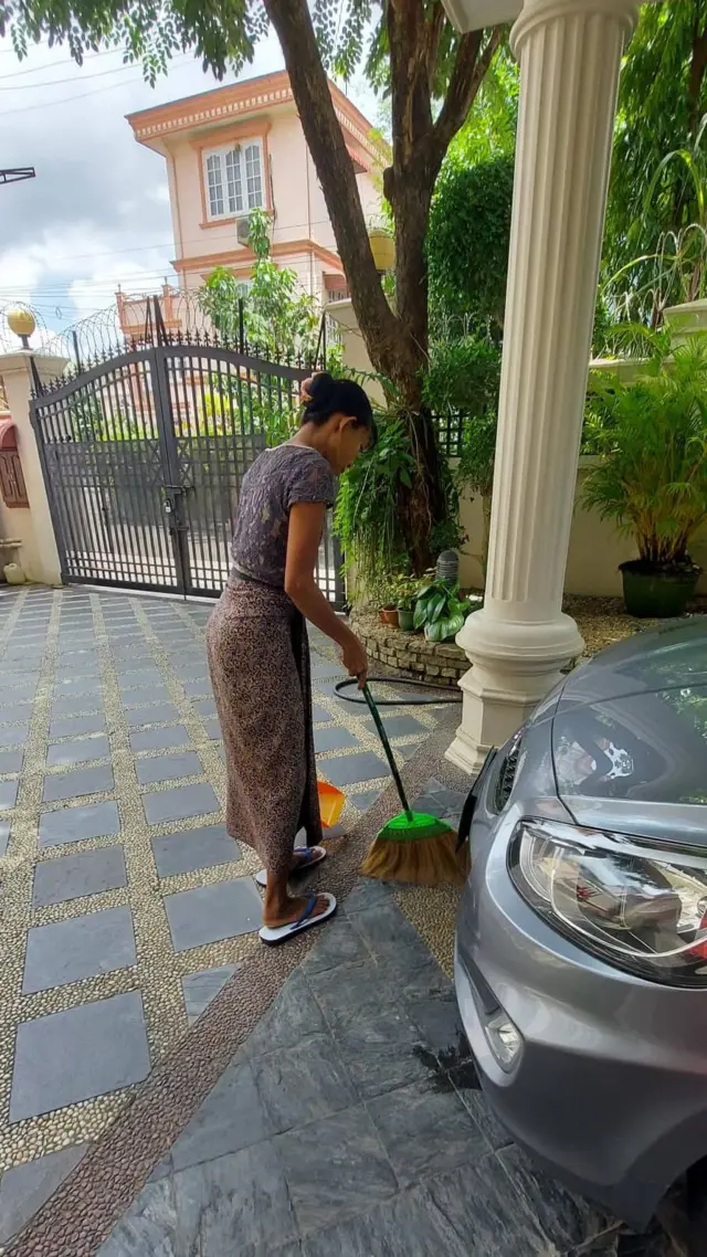 အိမ်အကူအဖြစ် နေ့စဉ် အလုပ်ဆင်း