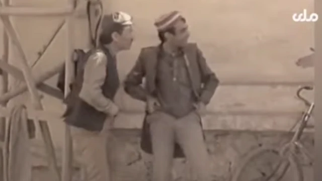 بازسازی پتلونهایی کرایی در مقابل دروازهٔ سینما، در صحنهای از فلم «د کوندی زوی» (پسر بیوه)، محصول افغان فلم.