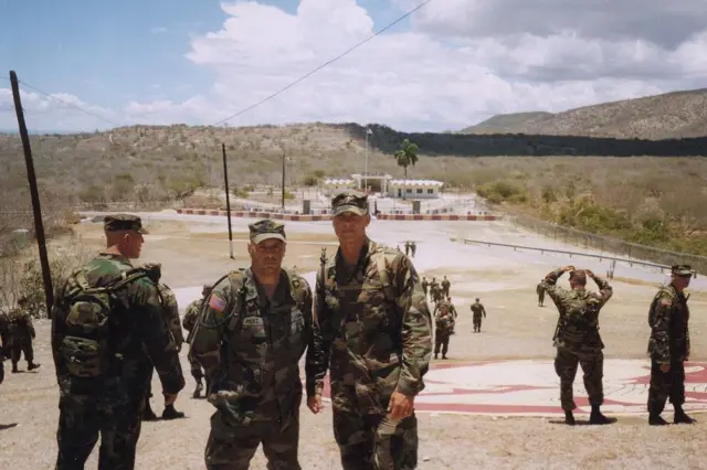 Тогда второй лейтенант армии США Пит Хегсет стоит со своим взводным сержантом на военно-морской базе Гуантанамо на Кубе во время развертывания в составе 42-й пехотной дивизии Национальной гвардии Нью-Джерси, 2004 год