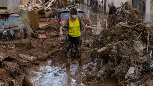 Aworan obinrin to n rin ninu ẹrẹfọ lẹyin ẹkun ọmi ni Spain