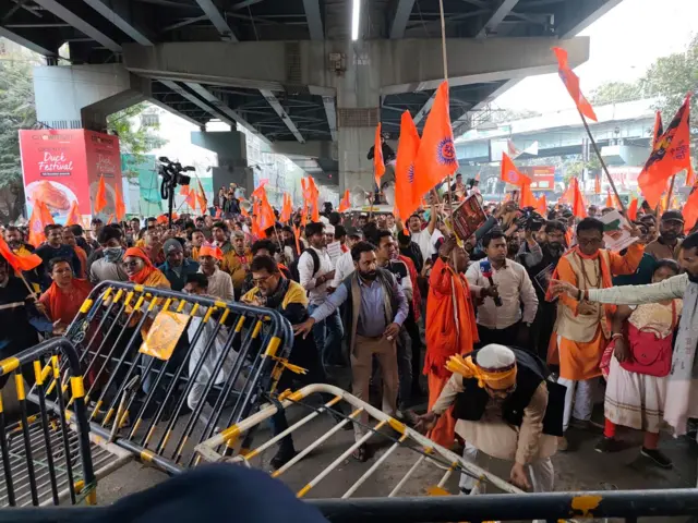 পুলিশ তিন ধাপের ব্যারিকড দিয়েছিল, তবে বিক্ষোভকারীরা প্রথম ব্যারিকেড ভেঙে ফেলে