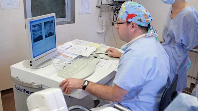 Médico olhando radiografia de paciente em máquina