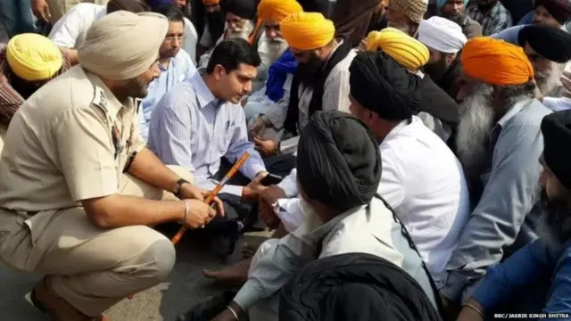 ਧਰਨੇ ਉੱਤੇ ਬੈਠੇ ਲੋਕ