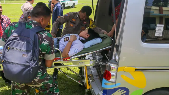 Dinas Kesehatan Kabupaten Kudus bersama rumah sakit setempat melakukan evakuasi dan penanganan kepada ratusan siswa SMA 2 Kudus yang diduga keracunan MBG untuk mendapatkan perawatan intensif di rumah sakit terdekat. 