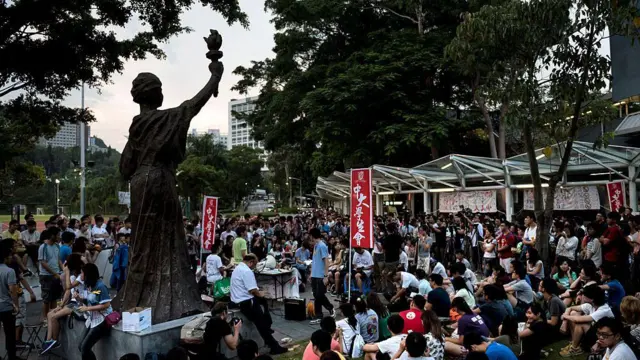 2014年9月4日，中大学生聚集在民主女神像旁讨论罢课活动。