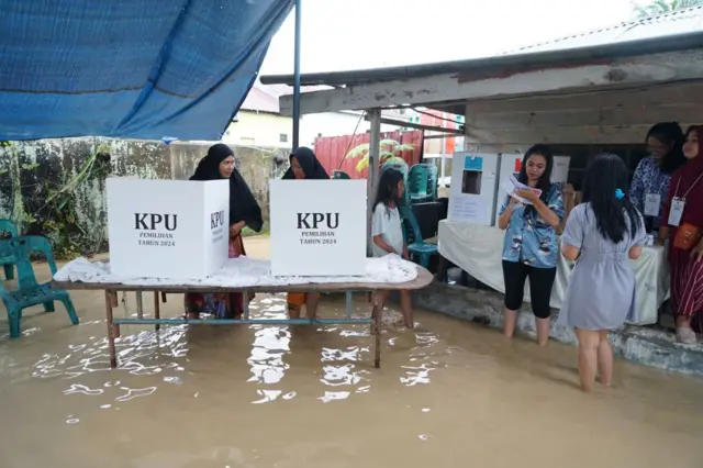Pilkada tetap berjalan meski banjir melanda di Sumatra Utara.