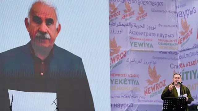 DEM Partisi eş başkanı Tuncer Bakırhan, 21 Mart 2026'da Diyarbakır'da düzenlenen Nevruz kutlamaları sırasında konuşma yapıyor. 