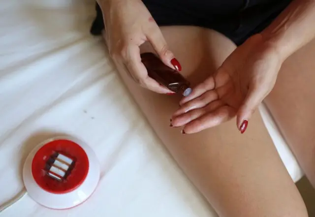 Appliquer l'huile essentielle sur le bouton 2 à 3 fois par jour, ou étaler le mélange sur les zones exposées aux piqûres pour éviter d'être piqué