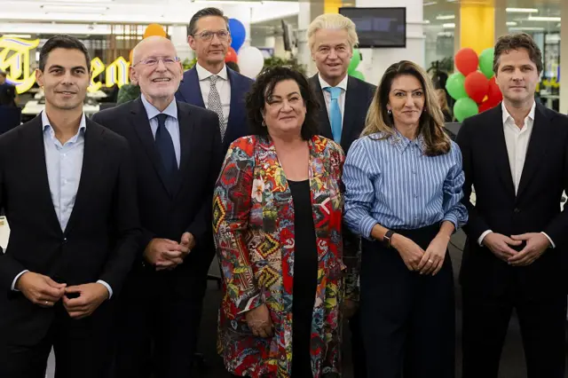 Hollanda'da önde gelen parti liderleri biraradalar ve poz veriyorlar