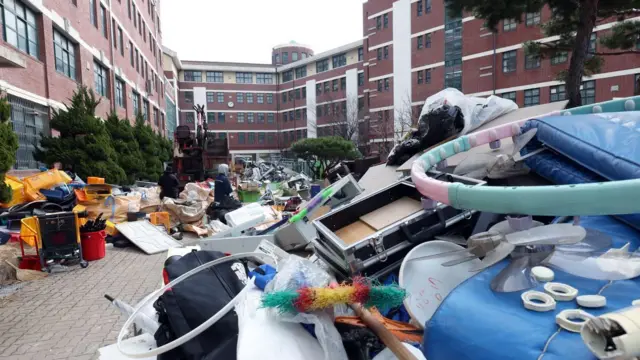 심각한 저출산 현상 등으로 인한 학령인구 감소로 서울 초·중·고 통폐합 및 폐교 사례가 발생하는 가운데 서울 도봉고등학교와 성수공업고등학교 등이 올해 3월1일자로 문을 닫는다