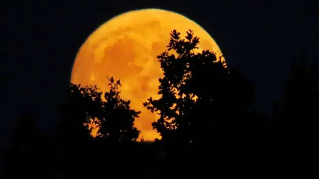 বাক মুনের কমলা আভা ধরা পড়ে ওয়ারউইকশায়ারের স্টকিংফোর্ডে