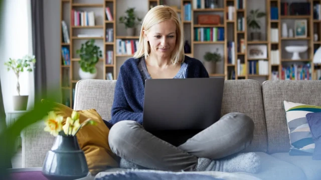 Mulher com computador no colo