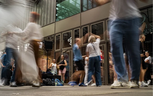 Des danseurs de salsa effectuent des mouvements coodronnés. 